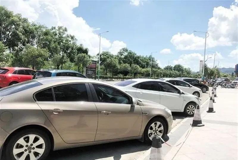 高温暴晒下的车,高温天气汽车暴晒有啥影响