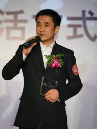 欠债800亿也不忘泡妞,豪掷1亿博美人一笑,父亲去世葬礼都不参加