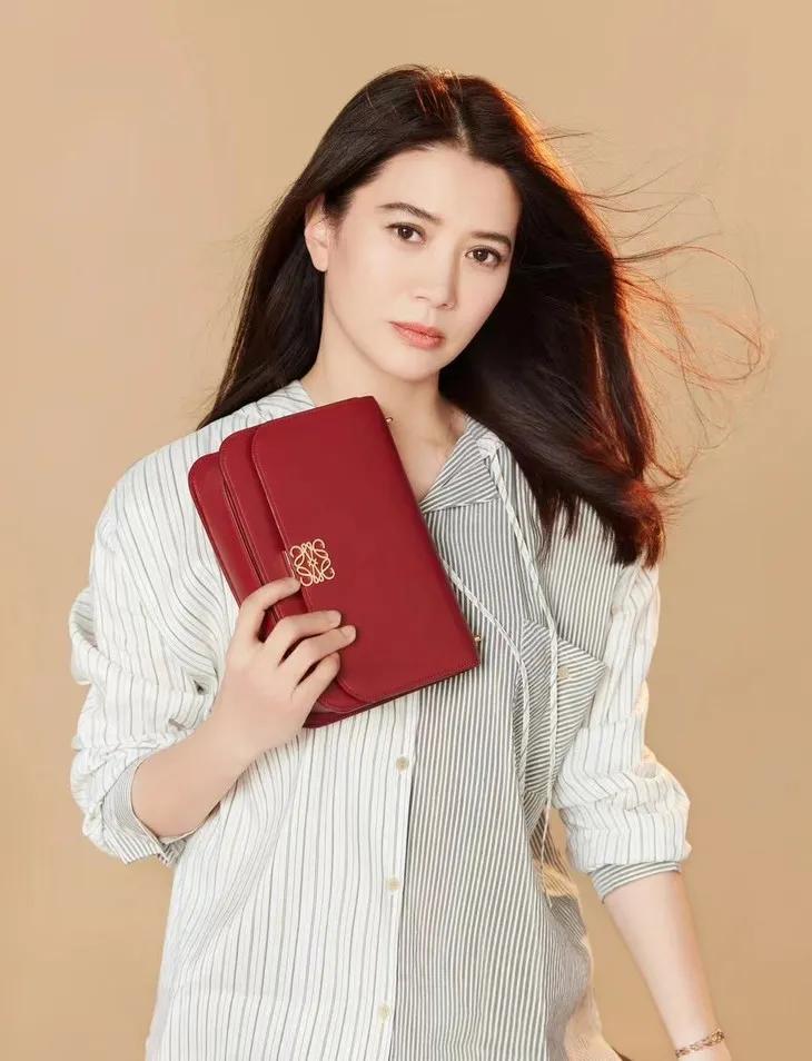 三里屯偶遇大幂幂,杨幂和闺蜜在三里屯逛街遭搭讪