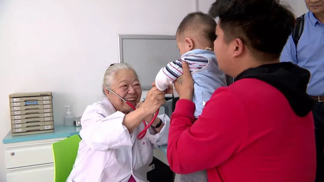 最近比较火的一个女生的照片,一张照片爆火的女孩