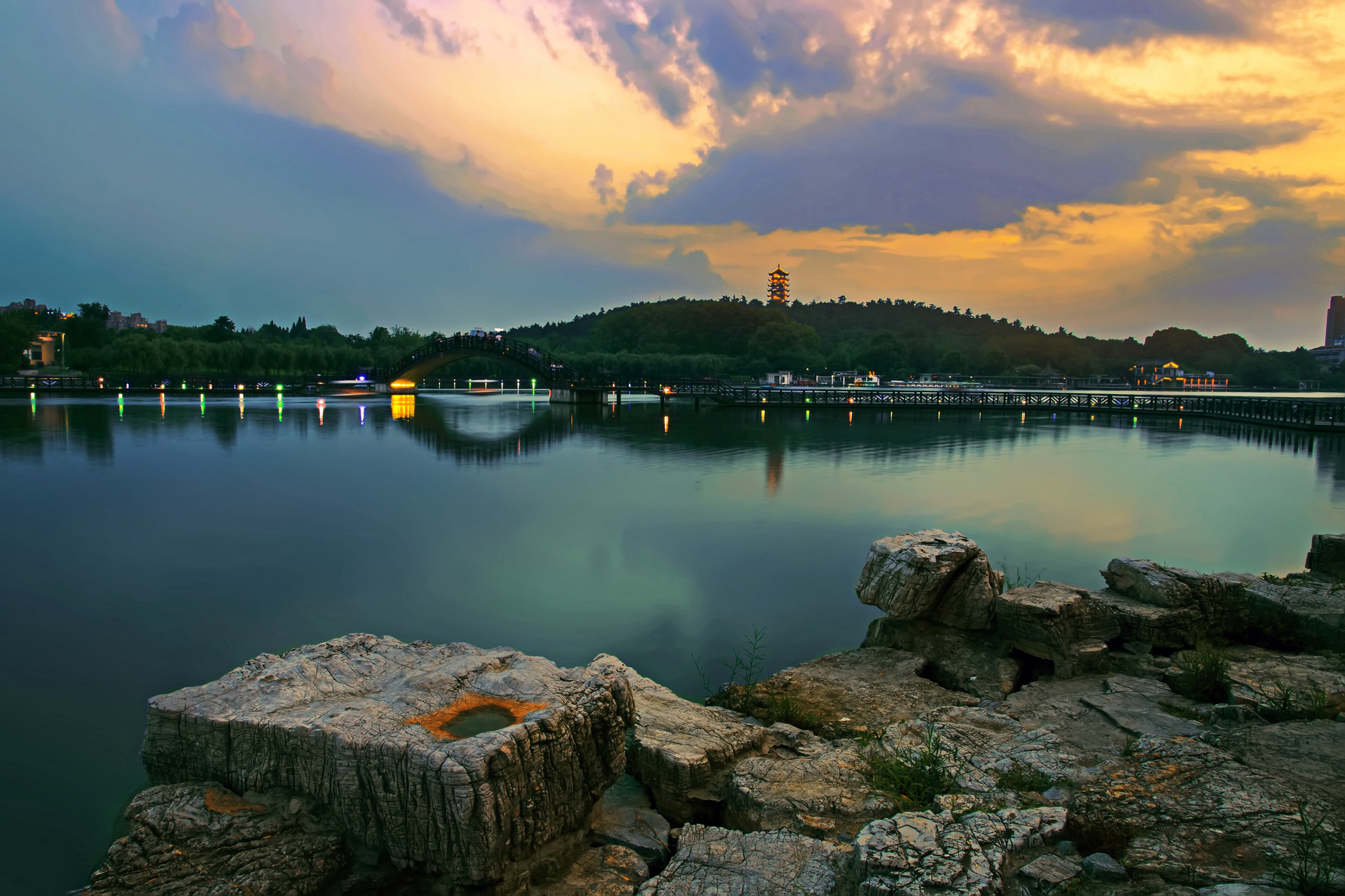 五月黄梅天三星白兰地,上联日月对星辰下联