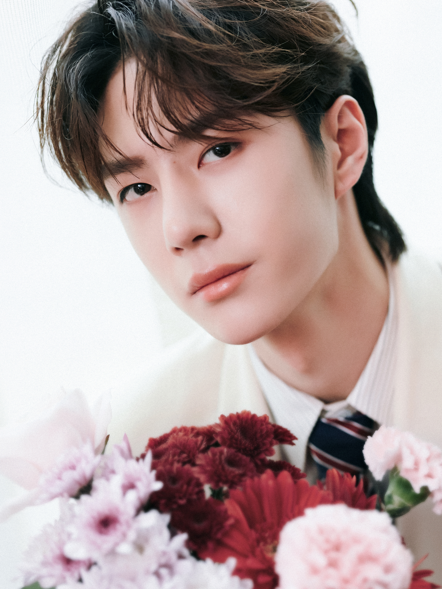 “百变酷盖”王一博,穿燕尾服骑摩托车,黑马王子变魔术师?