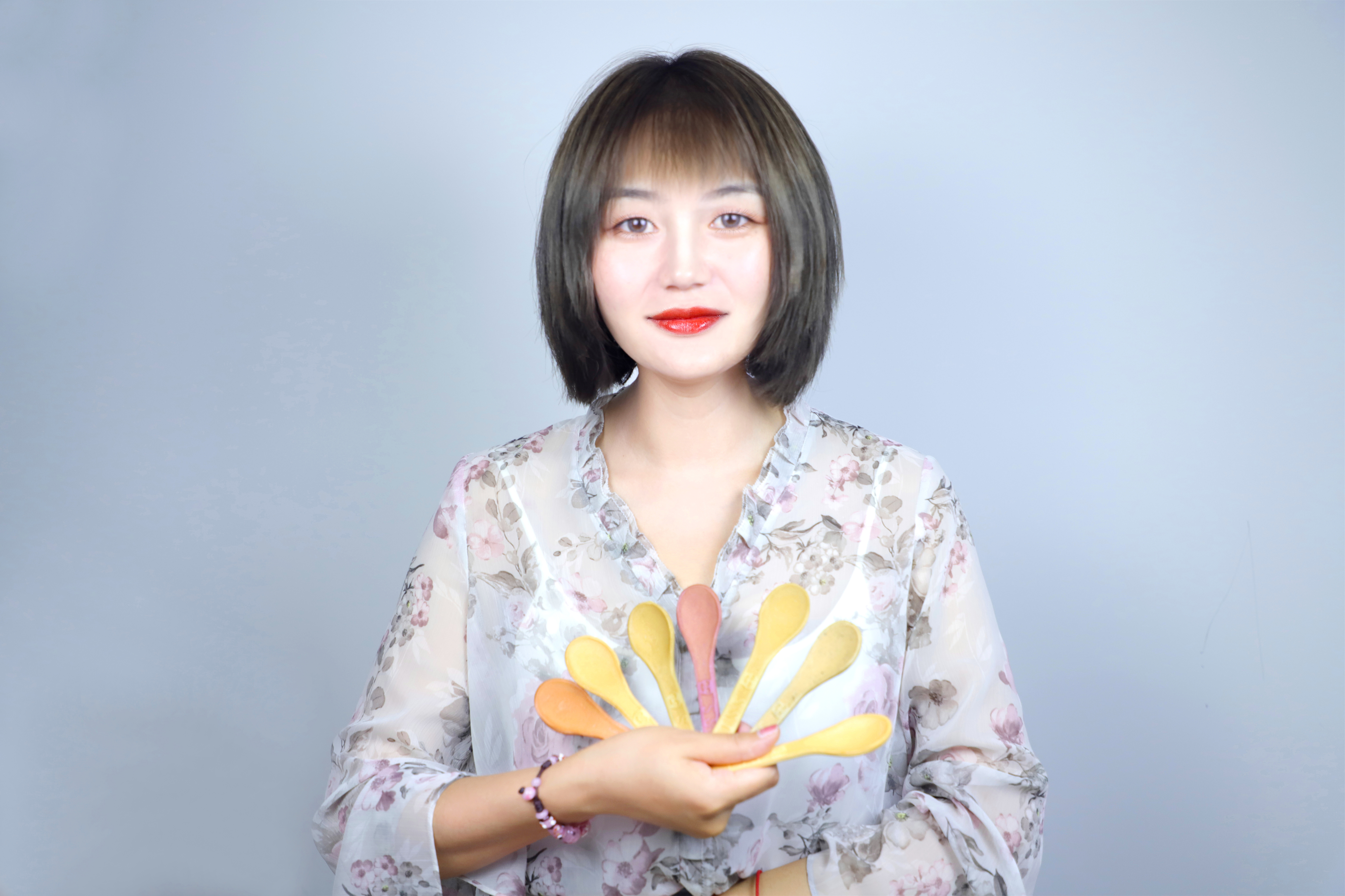 如果不小心把勺子给吞了怎么办,旁边人吓得够呛