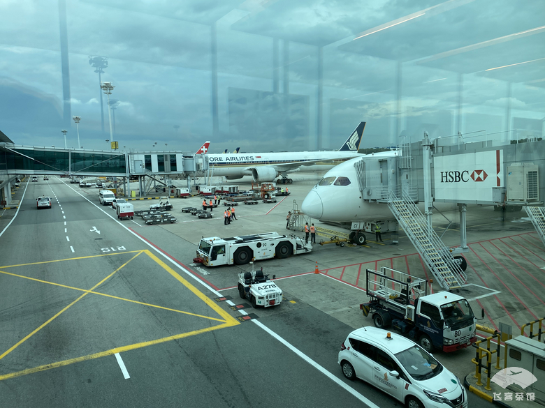 这种专业让人折服!在毫无服务的情况下,空姐仍能准确地姓氏称呼