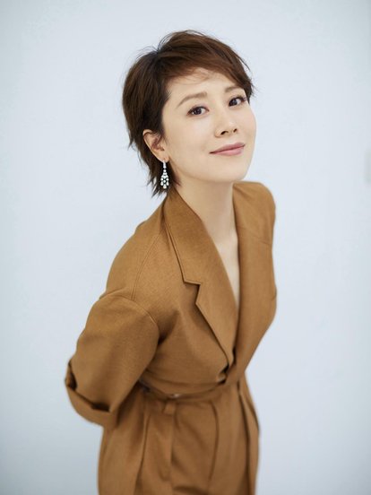 五十岁女人满头白发适合什么发型,30岁白发多不想染适合什么发型