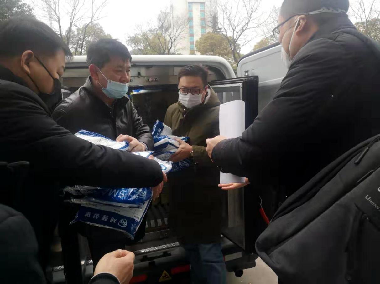 罗思韦尔3000套防护服星夜弛援邗江“抗疫”