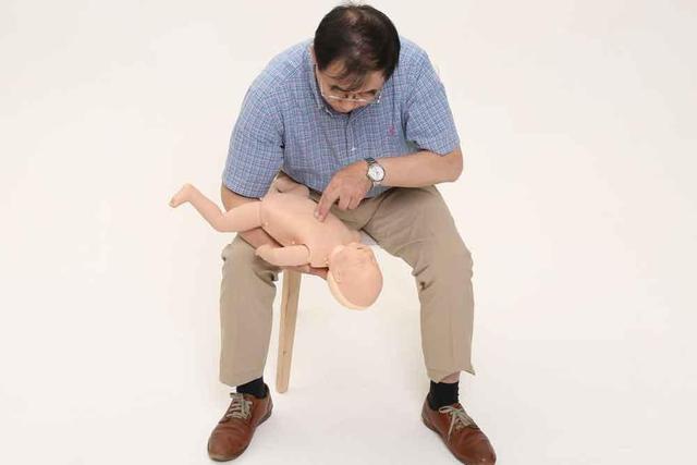 3岁宝宝吃樱桃吞了一个核严重不,小孩吃樱桃卡喉咙视频