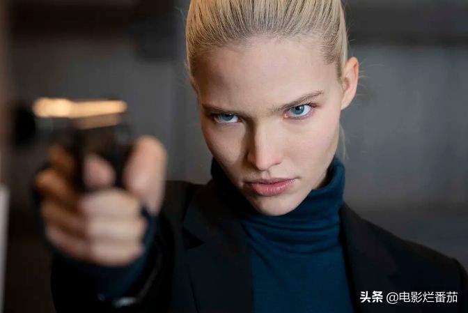 「安娜」这个美艳冰霜的顶级超模，让法国人拍的间谍片太“欲”了