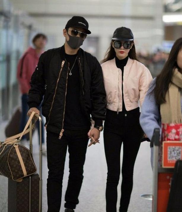 情侣装不都是情侣穿的吗,情侣装当然是要和对的人一起穿