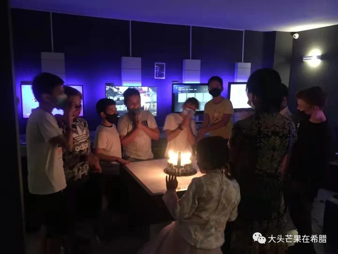 儿子的生日派对，一群男孩玩playstation