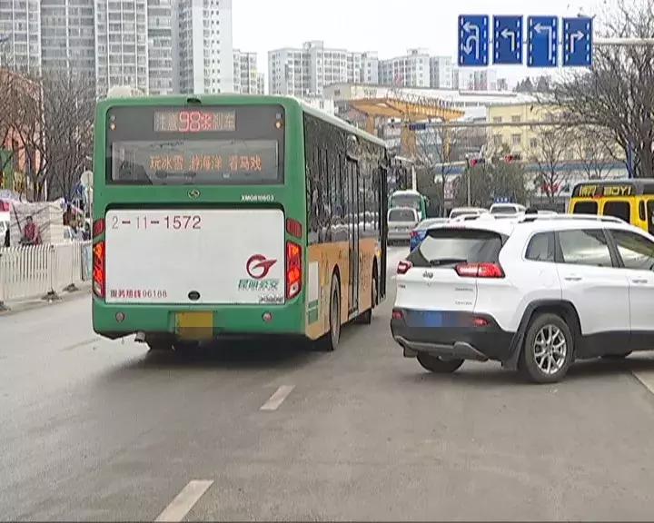 水果批发市场内堵车怎么解决,人多车多路上堵