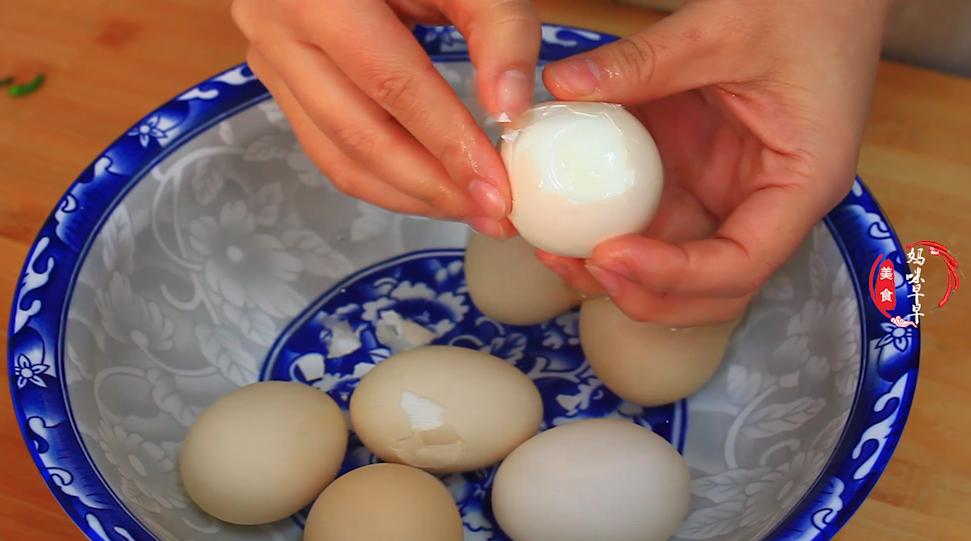 买鸡蛋时挑大的还是挑小的好,买鸡蛋时挑选大的好还是小的好