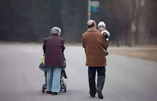 “奶奶好还是妈妈好”？老人这样的问话，看似逗娃，却是在害娃