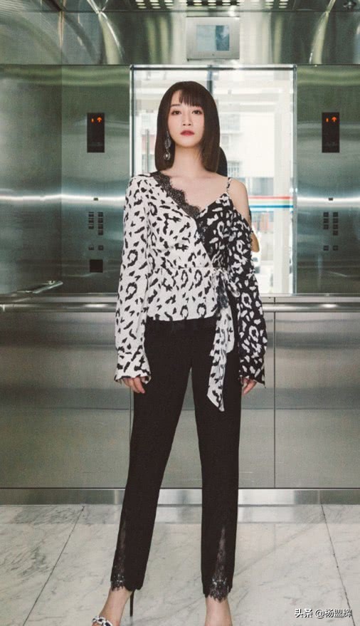 蓝盈莹连体衣,蓝盈莹穿高筒袜