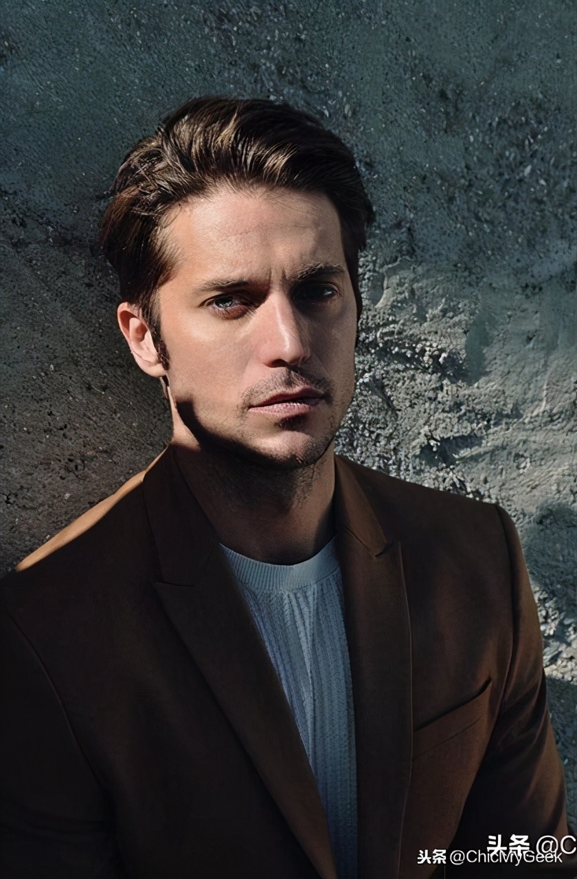 艾米丽在巴黎女主最后跟谁在一起,艾米丽在巴黎主演是谁