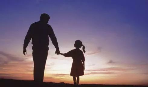 父母生病独生子的无奈,父母得病不愿治不想拖累孩子