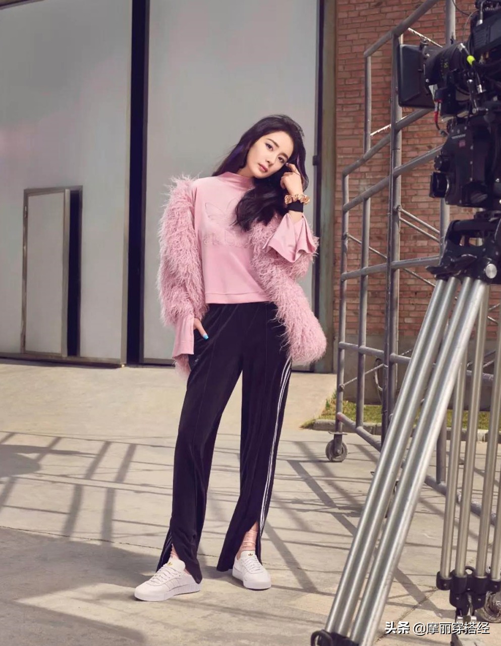 小白鞋不够靓?这4款裤子来加盟,打造“最强”的时尚阵容