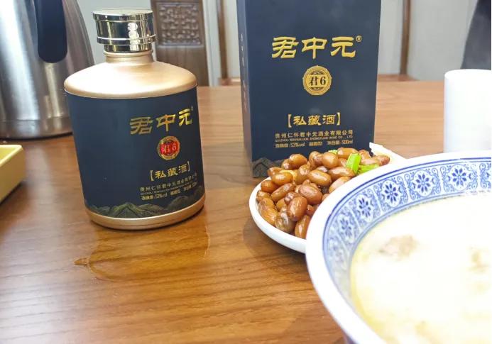 “躲在”街边小卖部的3款白酒，虽然廉价，却都是100%优级纯酿