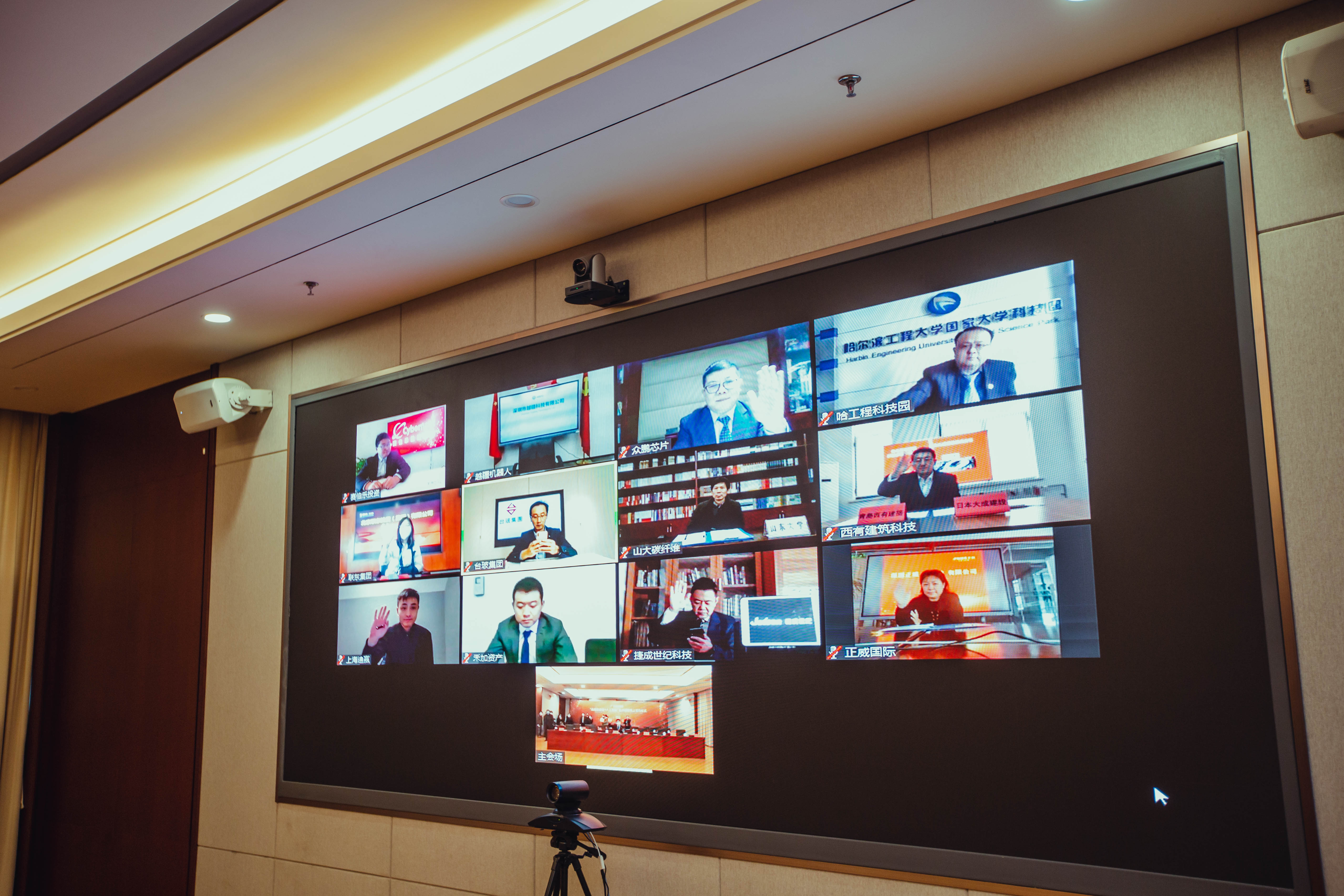 一手抓疫情防控一手抓维护稳定,一手抓防控一手抓经济发展