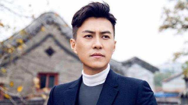 说大话、卖弄文字、夸大学识,“老干部”靳东人设崩得一点不冤