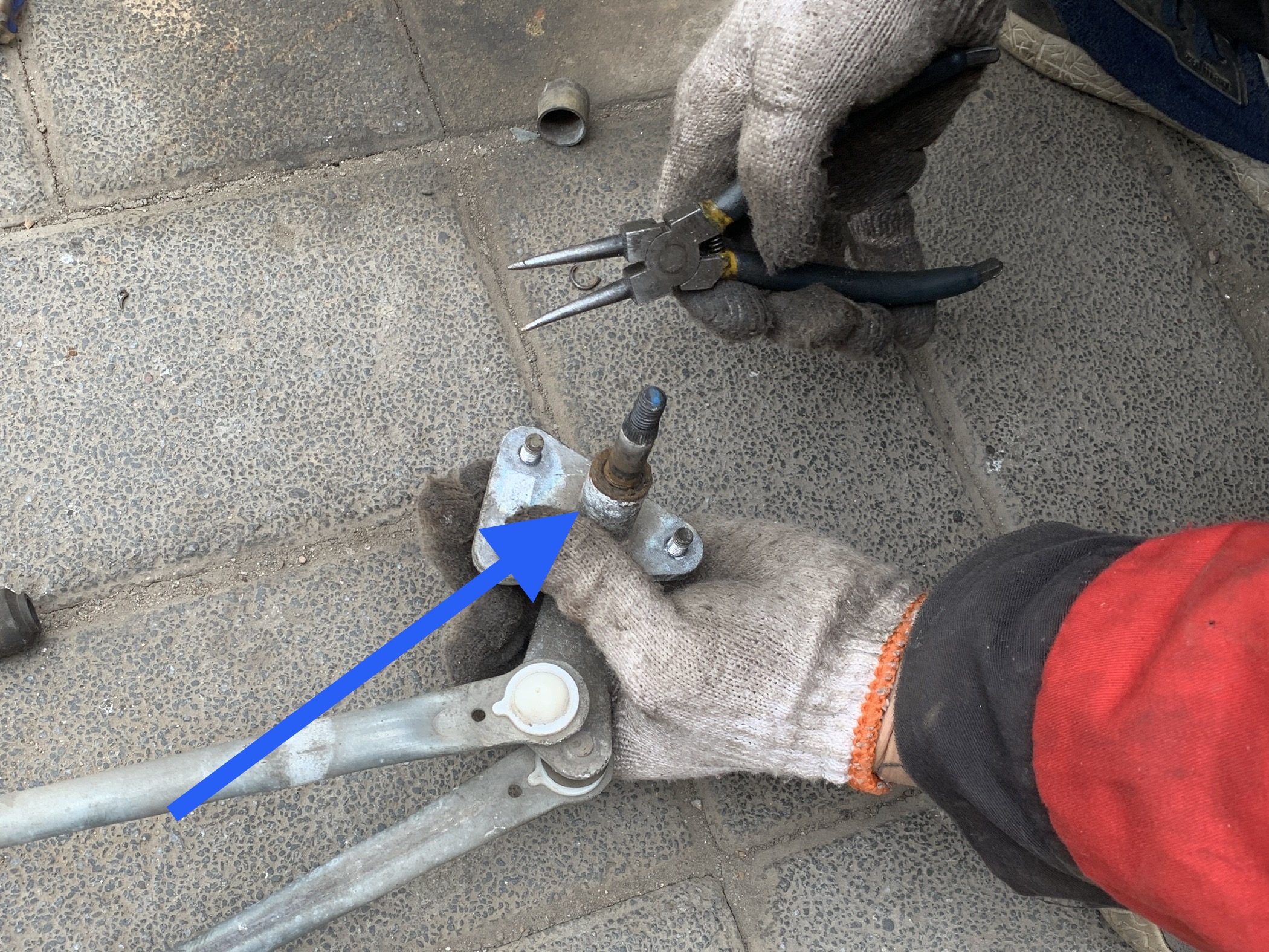 汽车雨刷器卡住了,雨刷臂压不住玻璃