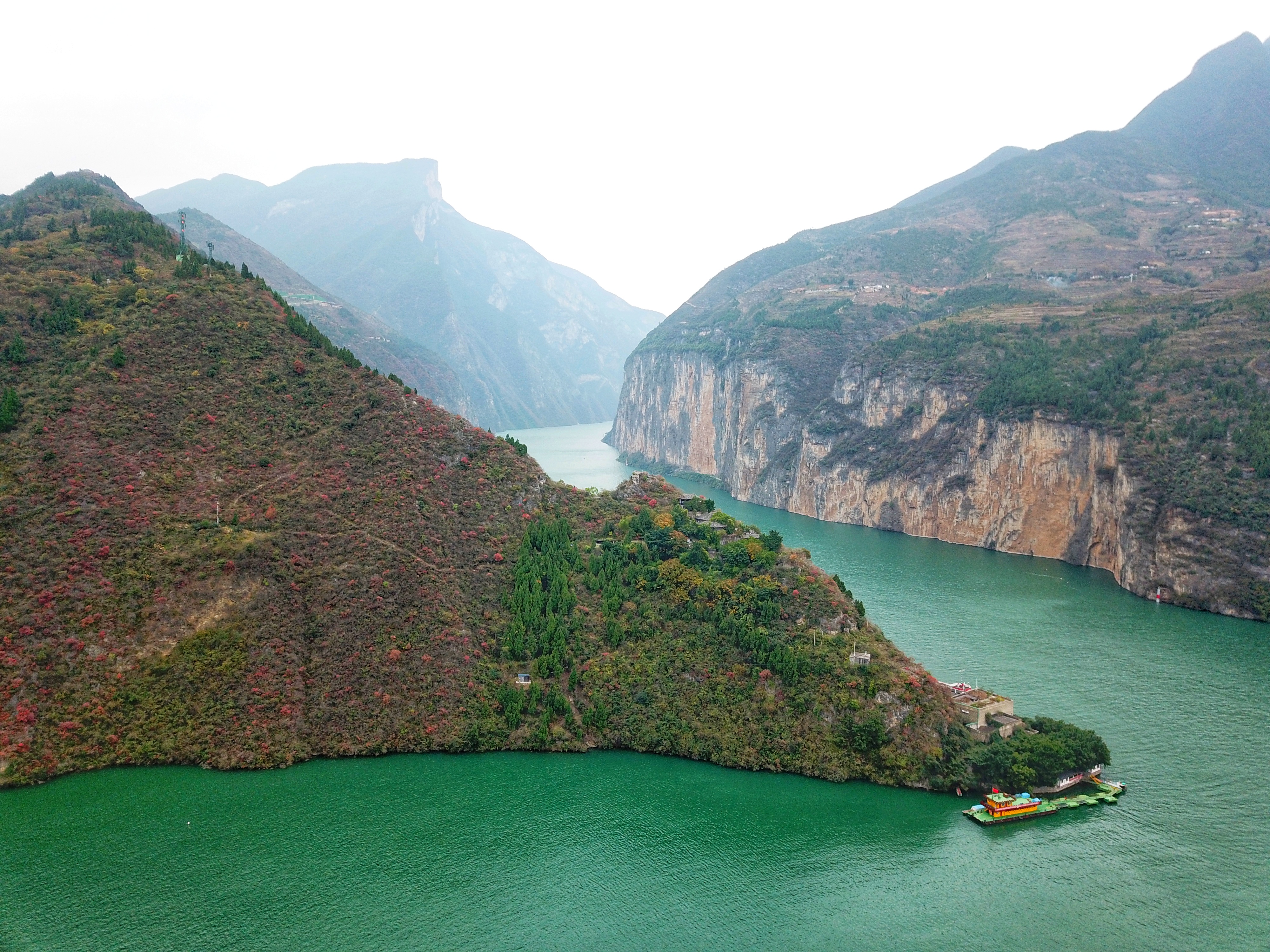 白帝城位于长江中的一个小岛上吗,白帝城为何是个岛
