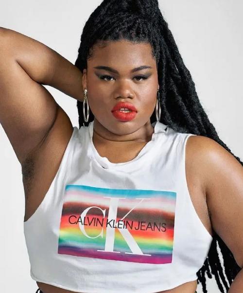 CK换了一个模特，人们却吵翻了：“又黑又胖就不配穿性感内衣？”