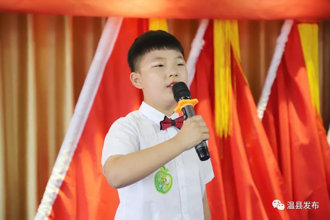 六岁孩子听感人朗诵,孩子朗读被感动