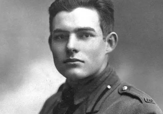 海明威:早年经历5次战争4次车祸2次坠机,晚年却因为FBI而自杀