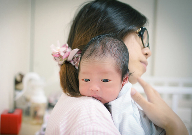 喂完奶拍过嗝，为啥宝宝还会吐奶？宝妈可能是忽略了这5点