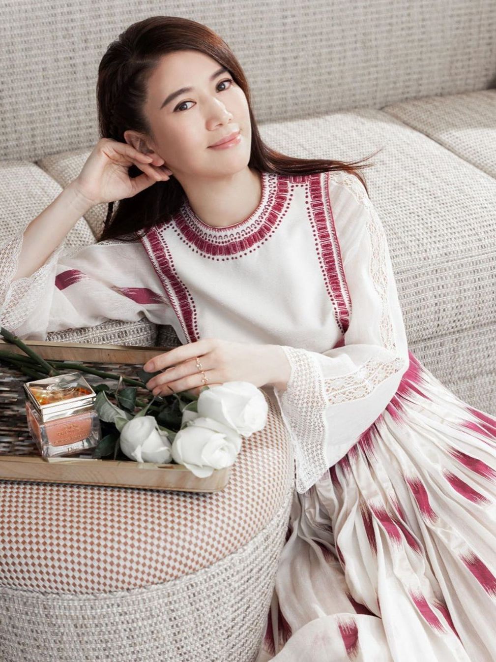 48岁袁咏仪真大胆，穿摩洛哥长裙显气质，意外撞衫baby竟不输？