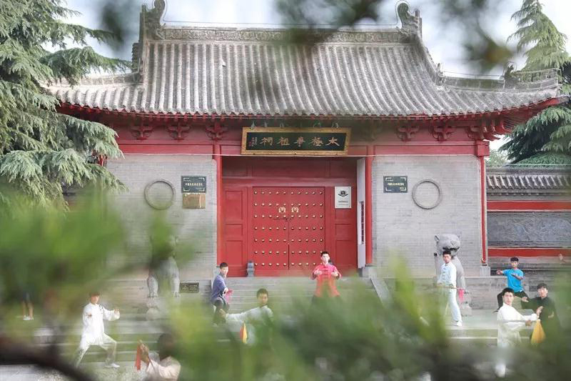 边旅行边赚钱,边旅游边挣钱的工作叫什么