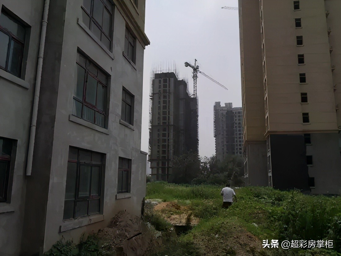 郑新快速路现状,新郑市龙湖镇龙熙湖畔烂尾楼