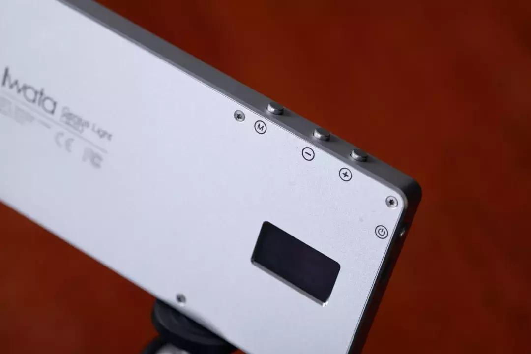 这款小LED灯火了！为何它是摄影师的最爱？