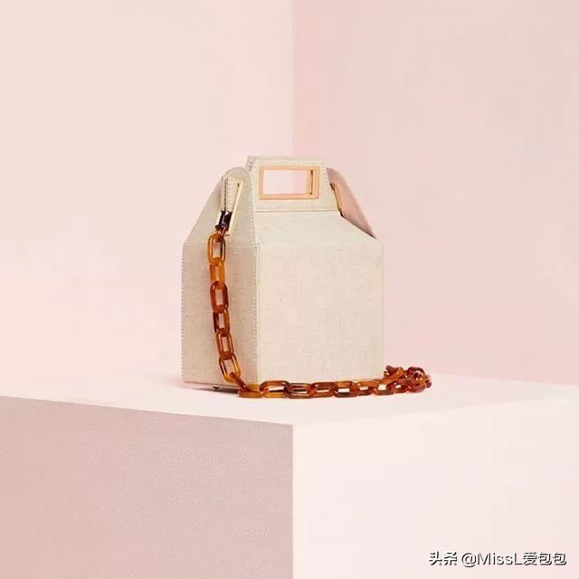 天热了买件衣服,天热了该买什么衣服呀