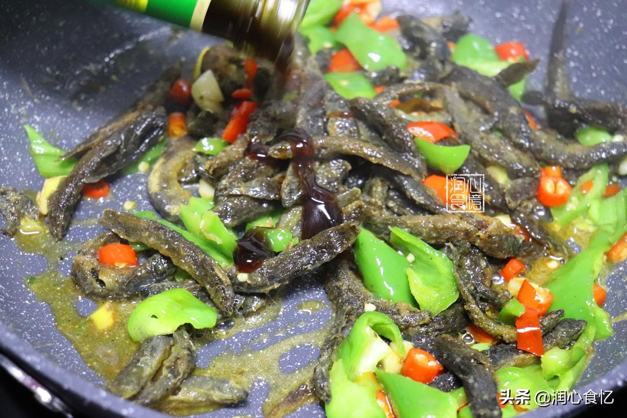 活跃于稀泥田里,乡下小孩都抓过!吃了健脾益肾,很多人不敢吃