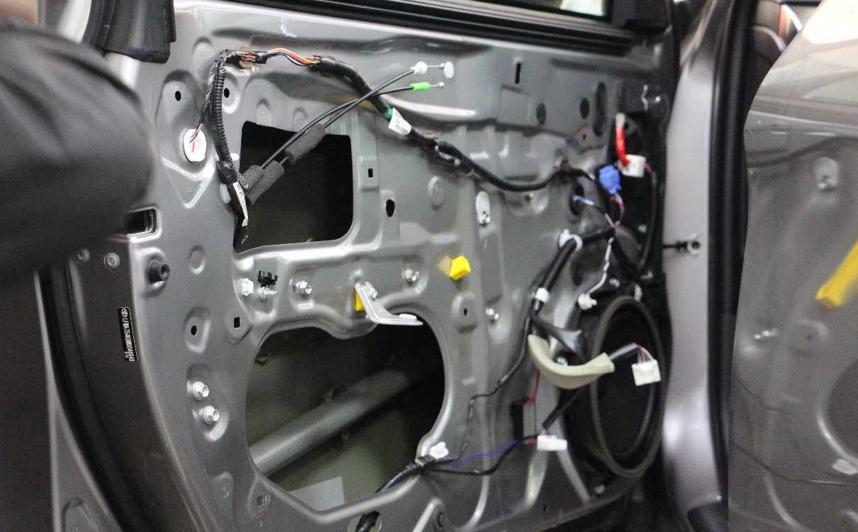 车门凹陷是钣金喷漆还是做无痕,完整车门凹陷无痕修复视频