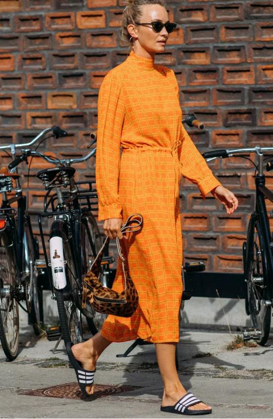 秋天穿裙子好看还是裤子好看,半身迷笛裙穿搭