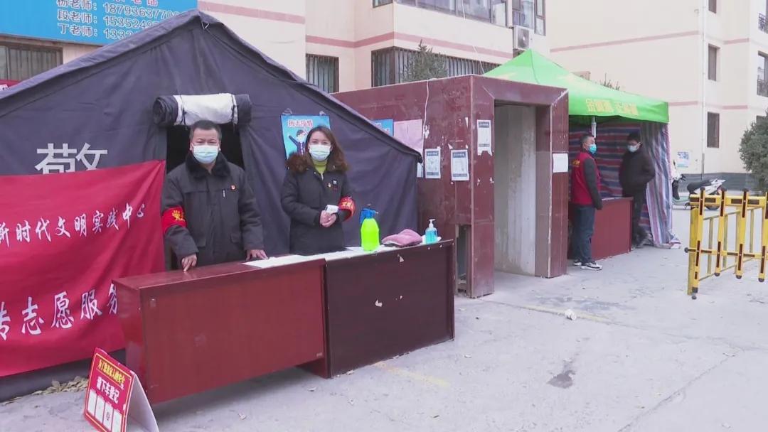 他们坚守疫线,寒风下他们坚守岗位