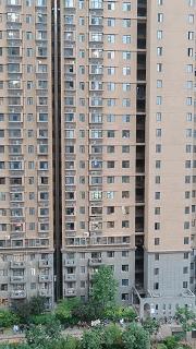 这电视比窗户还大！除了好笑，隐私问题更加引人深思