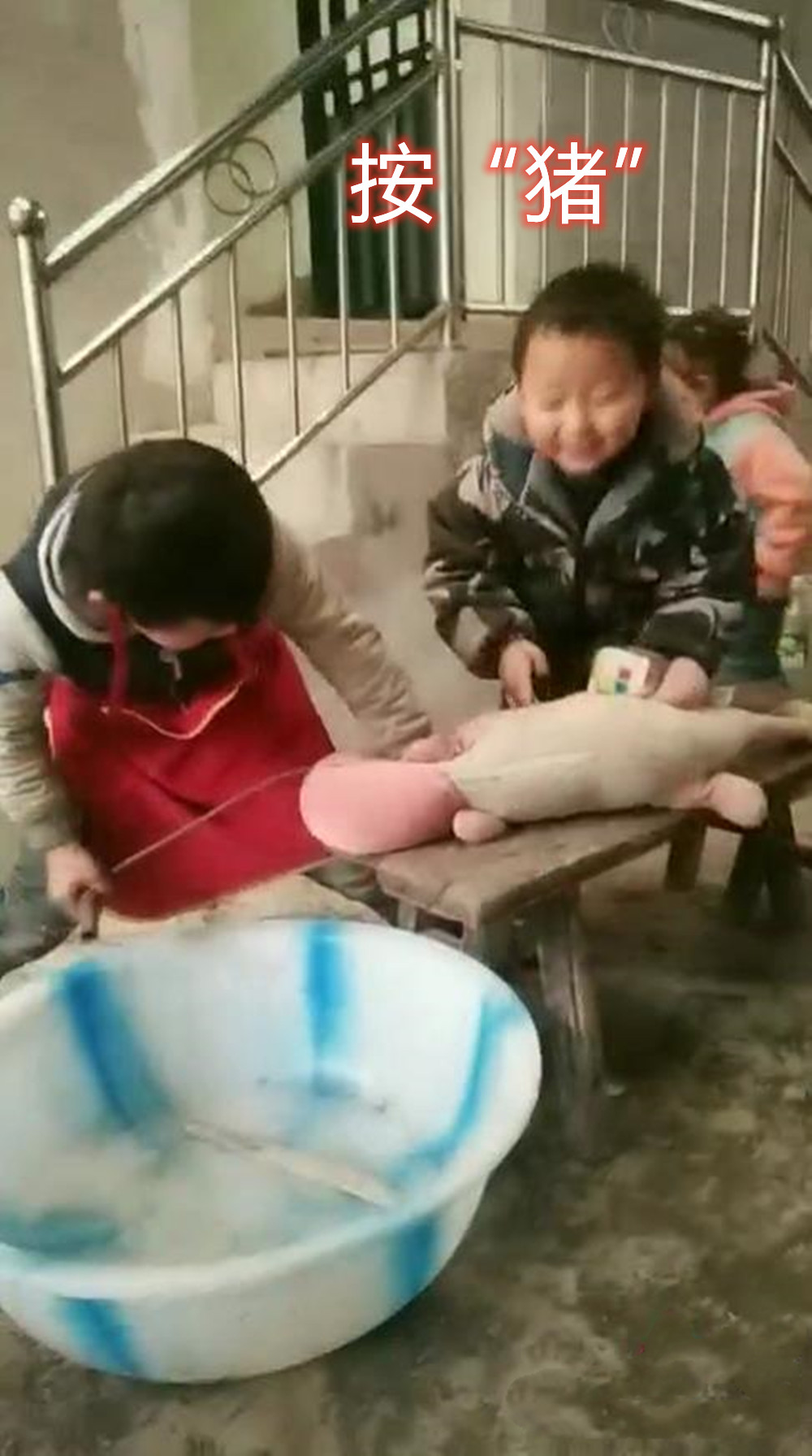 杀年猪模仿现场,四个小孩模仿杀猪捅刀表演