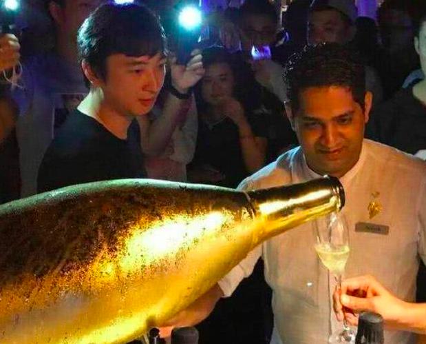 王思聪带男网红,王思聪低调出行街头