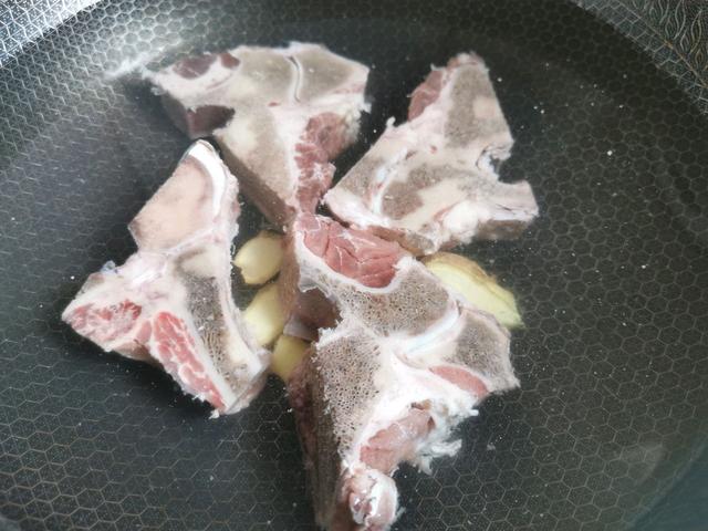 熬猪骨汤用哪些中药,猪大骨熬的白汤有什么