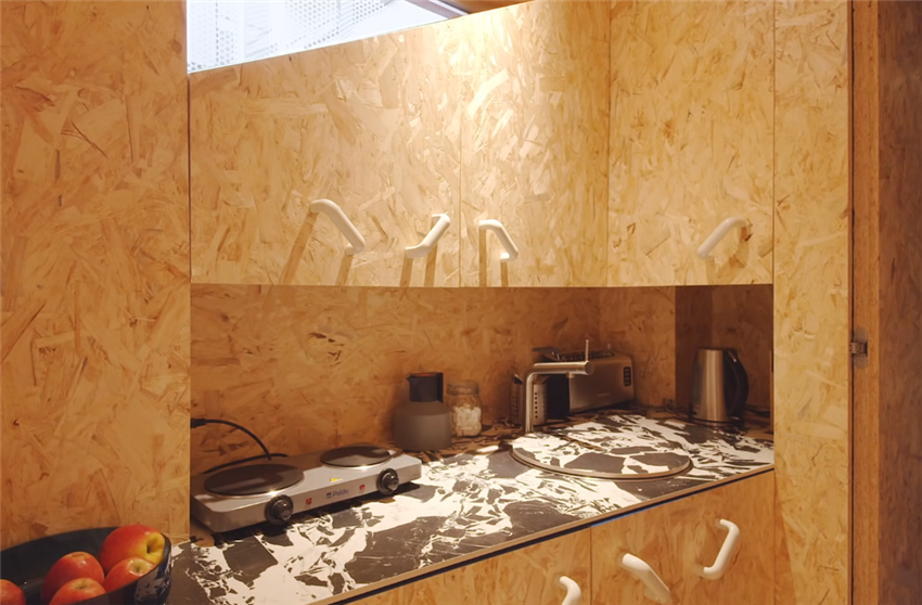 她买下26㎡自行车棚，将屋内铺满欧松板，一个人越住越舒服