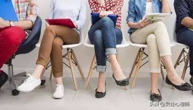 女的喜欢抖腿是什么心理表现,女孩抖腿的心理学暗示