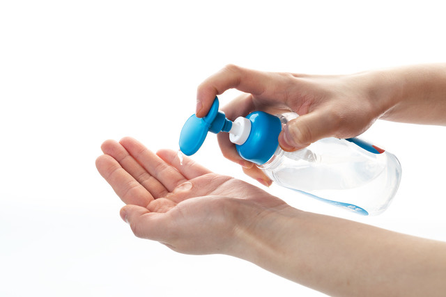 衣服上不小心沾了机油怎么洗,衣服上有机油怎么去除最好方法