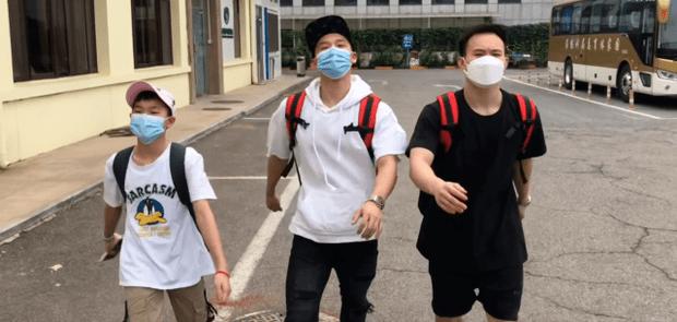 朴素！全红婵成为奥运冠军后仍穿25元T恤，使用国产千元手机