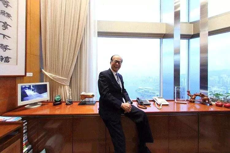 香港豪门最惨原配!生前帮贫穷小子成首富,死后还要被他利用?