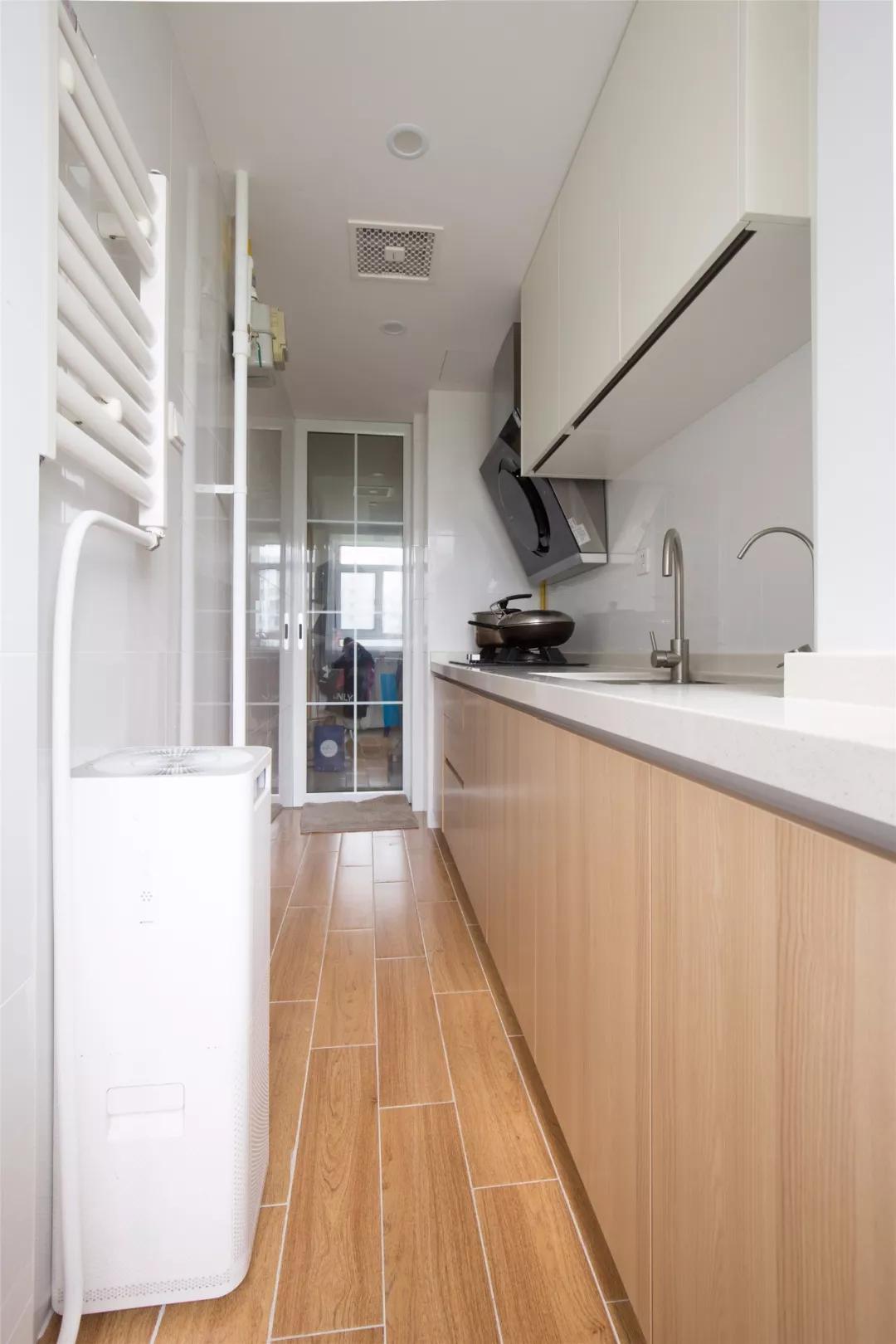 房子太小没地方做衣柜,小房间带阳台做榻榻米