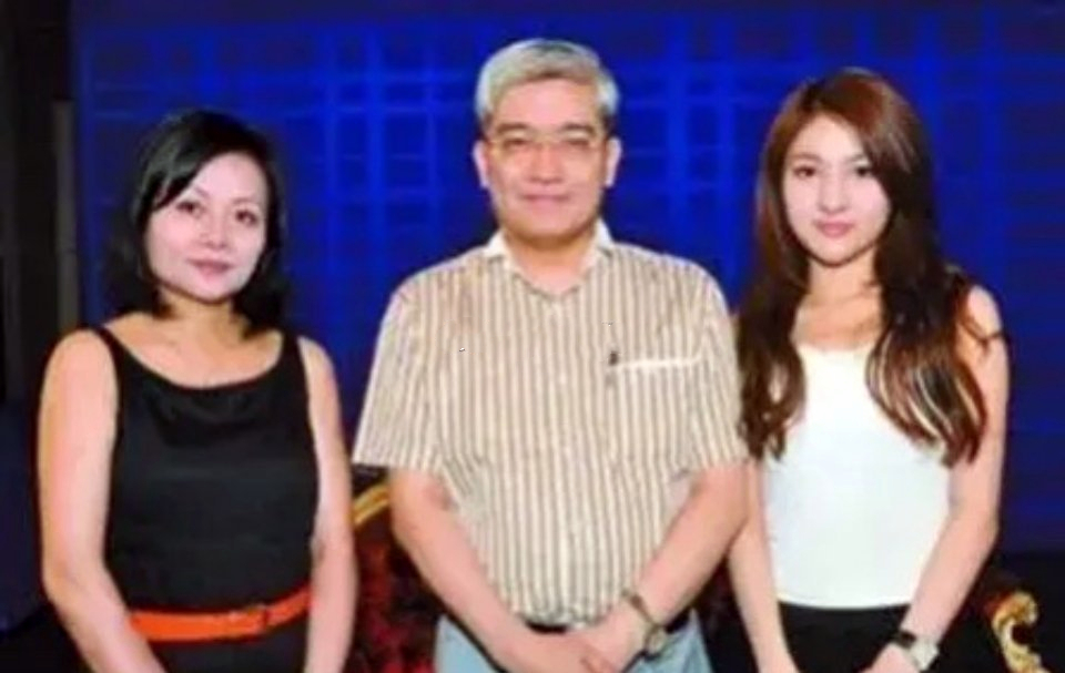 2011年,55岁的*咸平郎**爱上31岁空姐,2年后分手想让空姐赔他900万